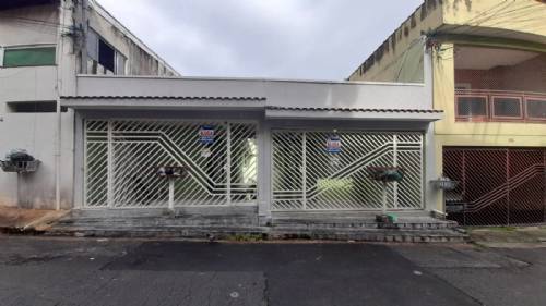 Casa com fachada térrea na Zona Norte